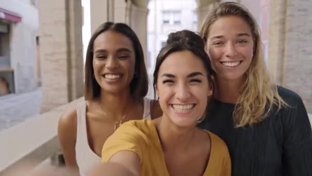 Tres alegres amigas en ropa de verano en video llamada selfie hablando en línea al aire libre en el centro urbano turístico de la ciudad — Vídeos de Stock