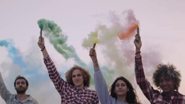 Elinde sis bombasıyla sokakta dikilen insanlar..