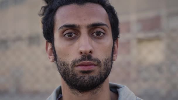 Kameraya bakan Müslüman bir gencin portresi.. — Stok video