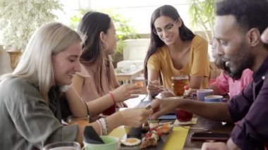 Bir grup komik insan barda bira içer. 30 'ların genç arkadaşları çatıda eğleniyor, içki ve öğle yemeği yiyor..