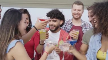 Partide dans eden mutlu bir grup gülen arkadaş. Gençlerin birlikte vakit geçirip eğlenmesi üzerine arkadaşlık kavramı. Yavaş çekim