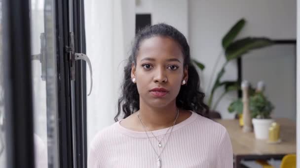 Confiada hermosa mujer africana profesional con cara seria de pie en casa en la oficina mirando a la cámara. Señora emprendedora confiada posando sola, foto de la cabeza de cerca ver retrato — Vídeo de stock