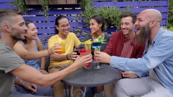 Szczęśliwi przyjaciele świętują picie koktajli. Grupa uśmiechniętych młodych ludzi bawiących się bar taras — Wideo stockowe