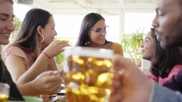 Folk har det sjovt på baren. Venner, der spiser øl og kager. Livsstil og fællesskab koncept med glade mænd og kvinder på cafe bar – Stock-video