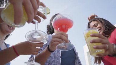 Çok Irklı Gençler dans eder. Birlikte eğleniriz. Yaz partisinin çatısında kokteyl içeriz. Sosyal toplum yaşam tarzı konsepti. Yavaş çekim