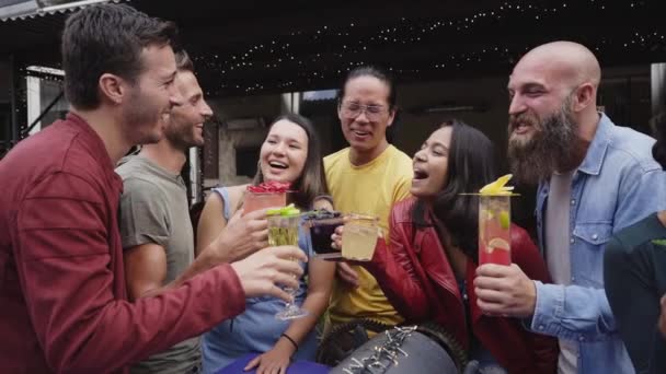 Funny multikulturní skupina přátel těší večerní nápoje v baru. Lidi se spolu baví. Zpomalený pohyb. — Stock video