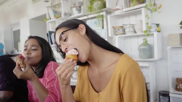 Dos mujeres desayunando con amigos. Feliz hembra comiendo pastel con su novia — Vídeo de stock