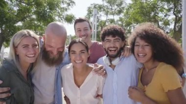 Neşeli arkadaş grubu fotoğraf için poz veriyor ve eğleniyor. Arkadaşlık ve toplum kavramı