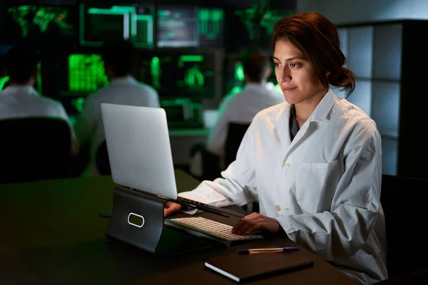 Female Medical Research Scientist menggunakan laptop komputer. Neurologis Memecahkan Puzzles of the Mind dan Brain. Di Laboratorium dengan Layar Ganda Menampilkan Gambar — Stok Foto