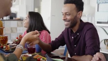 Bir grup komik, çok kültürlü insan bir barda bira içiyor. 30 'ların genç arkadaşları çatıda eğleniyor, içki ve öğle yemeği yiyor..