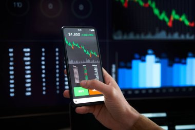 Kapalı el mobil azalan grafikler - Akıllı telefon, kripto para biriminde Bitcoin fiyat tablosunu kontrol eden kişi para kaybı, depresyon, çöküş ekonomisi