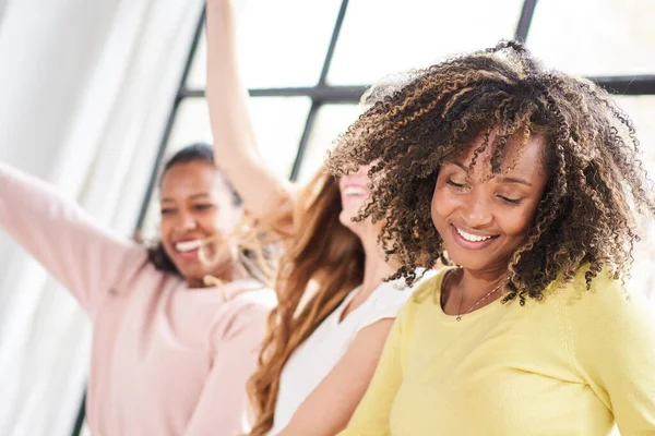 Fiesta en casa Diversas tres mujeres celebrando el hogar en el interior. Multiracial feliz niñas amigos bailando jugar alegría de la vida Alegre juntos divertirse. — Foto de Stock