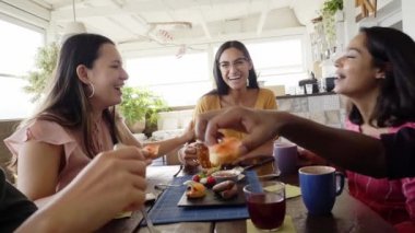 Ağır çekimde gençler barda iyi vakit geçiriyor. Arkadaşların bir kafede oturup eğleniyor, kahve içiyor ve birlikte eğleniyorlar..