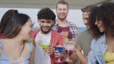 Ağır çekim. Çok Irklı Genç İnsanlar Dostları çatıda kokteyl içerek birlikte eğleniyor. Sosyal toplum yaşam tarzı kavramı
