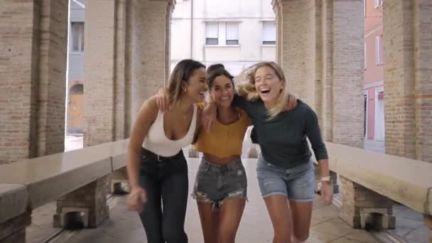 Drie gelukkige jonge vriendinnen die samen plezier hebben. Diverse groep meisjes vieren opgewonden succes. — Stockvideo