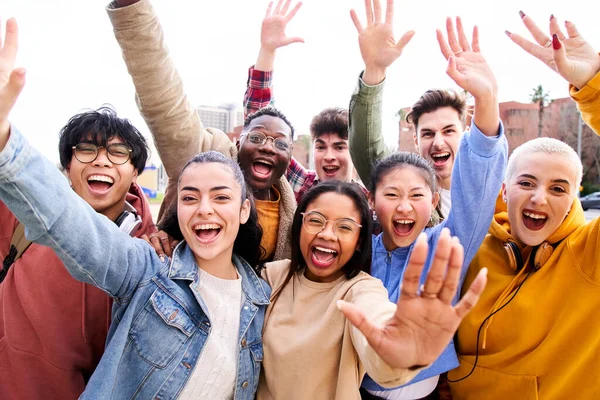 Big group of cheerful Motivated and excited young friends taking selfie portrait. Happy people looking at the camera smiling. Concept of community, youth lifestyle and friendship — Foto Stock