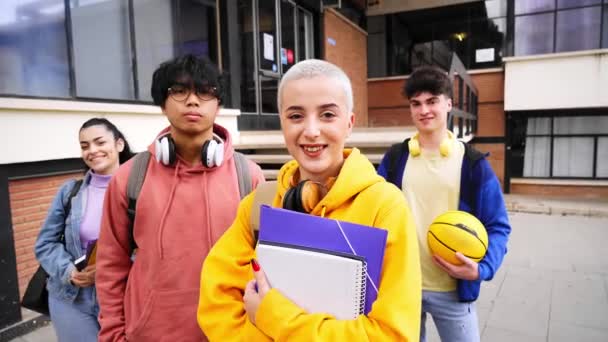 Retrato de un grupo de estudiantes mirando a la cámara. Jóvenes de diferentes etnias posando para la foto. Regreso a la escuela. — Vídeos de Stock