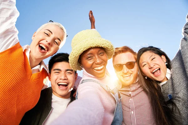 笑着自拍一群快乐的多文化朋友看着摄像机。不同种族的快乐的多种族年轻人在一起玩乐的肖像。社区和友谊 — 图库照片