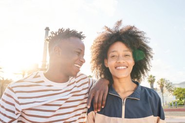 Bir çift, arkadaşlar ya da kardeşlerin fotoğraflarına bakıyorum. Siyahi insanlar..