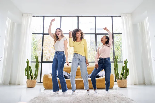 Diversas amigas bailando sala de estar en el interior. Multiracial feliz las mujeres juegan y celebran la alegría de la vida Alegre niñas disfrutar juntos en casa divertirse. — Foto de Stock