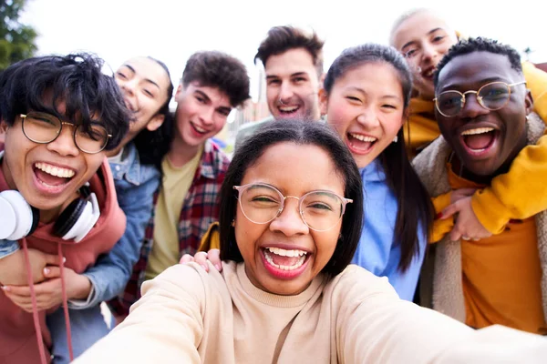Μια μεγάλη ομάδα από χαρούμενους νεαρούς φίλους που τραβάνε selfie πορτρέτο. Ευτυχισμένοι μαθητές που κοιτάζουν την κάμερα χαμογελώντας. Έννοια της κοινότητας, συνάδελφος, νεανικός τρόπος ζωής και φιλία — Φωτογραφία Αρχείου