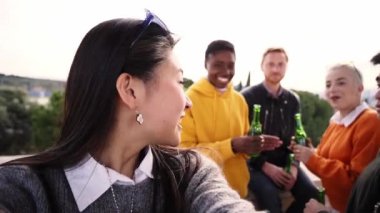 Neşeli gençlerin gülümseyen selfie 'si. Mutlu arkadaş videosu heyecanlı bir şekilde eğleniyor. Irklar arası kızlar ve oğlanlar fotoğraf çekiyor ve akıllı cep telefonlarına bakıyor. Tatillerin tadını çıkarıyorum.