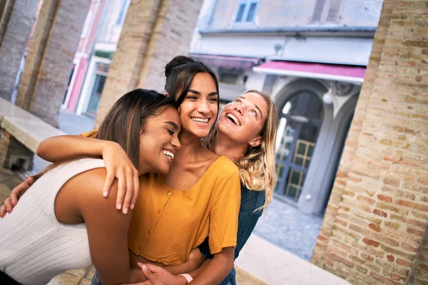 Троє щасливих молодих друзів-жінок обіймаються. Різноманітна група дівчат, що святкують вражаючий успіх . — стокове фото