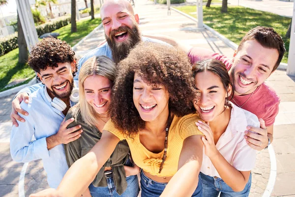Ομάδα Selfie φίλων που διασκεδάζουν. Φιλία και έννοια της κοινότητας — Φωτογραφία Αρχείου
