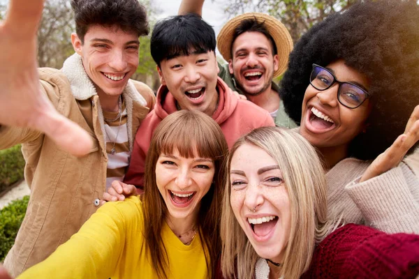 Μια Μεγάλη Ομάδα Από Χαρούμενους Νεαρούς Φίλους Που Τραβάνε Selfie — Φωτογραφία Αρχείου