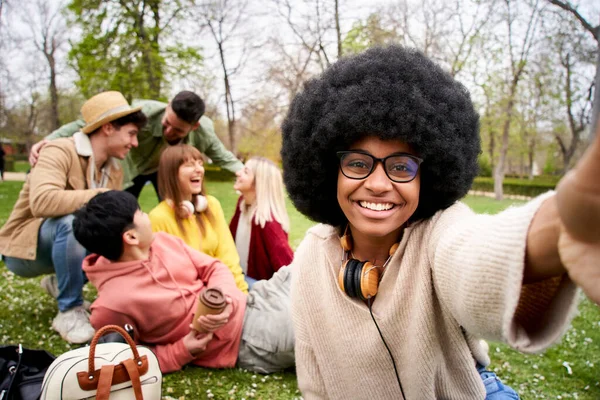 Νεαρή Αφρο μαλλιά Αφροαμερικανή γυναίκα με ομάδα χαρούμενων φίλων λήψη selfie πορτρέτο. Ευτυχισμένοι άνθρωποι κοιτάζουν την κάμερα χαμογελώντας. Έννοια της κοινότητας, του τρόπου ζωής και της φιλίας των νέων — Φωτογραφία Αρχείου