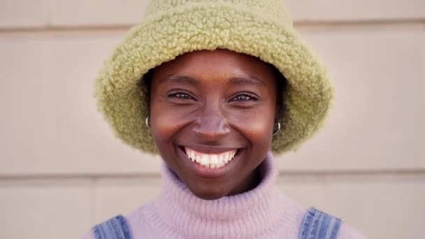 Retrato ao ar livre de uma mulher negra alegre olhando para a câmera sorrindo. Feche de perto um rosto humano feliz. Conceito de pessoas e emoções. — Vídeo de Stock