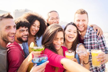 Bira fabrikası teras barında selfie içip bira içen mutlu bir arkadaş grubu. Gençlerin birlikte eğlenmesi ve eğlenmesi üzerine arkadaşlık kavramı..