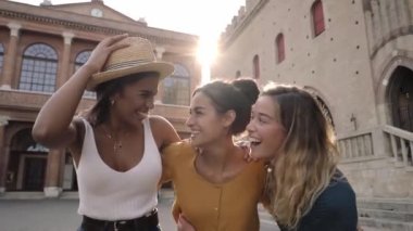 Neşeli bayan eğleniyor. Güzel bayan turist gülüyor ve yürüyor. Yaz ve tatil konsepti
