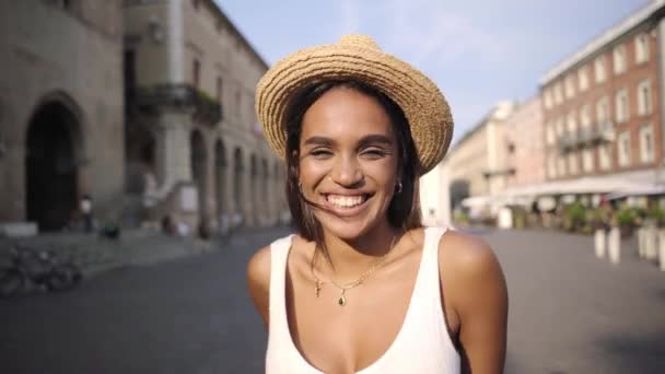 Εξωτερική πορτρέτο μιας Λατίνας γυναίκας που κοιτάζει την κάμερα χαμογελώντας με ένα χαρούμενο πρόσωπο. Κοντινό πλάνο ενός ανθρώπινου προσώπου. Έννοια ανθρώπων και συναισθημάτων. — Αρχείο Βίντεο