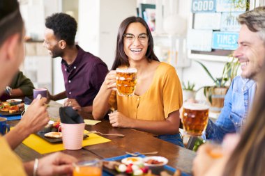 Bir grup komik insan barda bira içer. 30 'lu yılların genç arkadaşları çatıda içki içip eğleniyorlar. Yüksek kalite fotoğraf