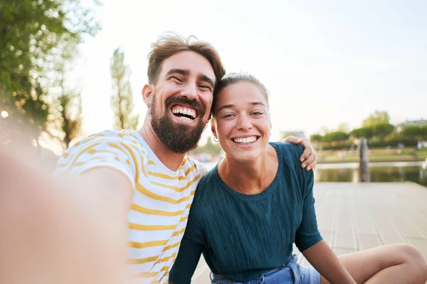 Cellulare Selfie Una Giovane Coppia Caucasica Adulta Cerca Fotocamera Fidanzato — Foto Stock