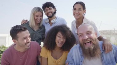 Neşeli bir grup kız ve erkek selfie için poz veriyor ve eğleniyorlar. Arkadaşlık ve toplum konsepti. Yüksek kalite fotoğraf