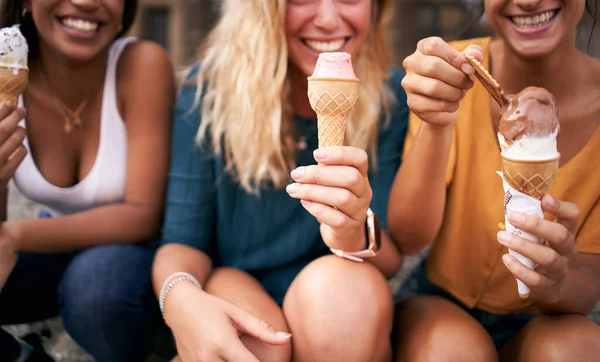 Três Jovens Comendo Cones Sorvete Cidade Romana Europeia Turística Dia — Fotografia de Stock