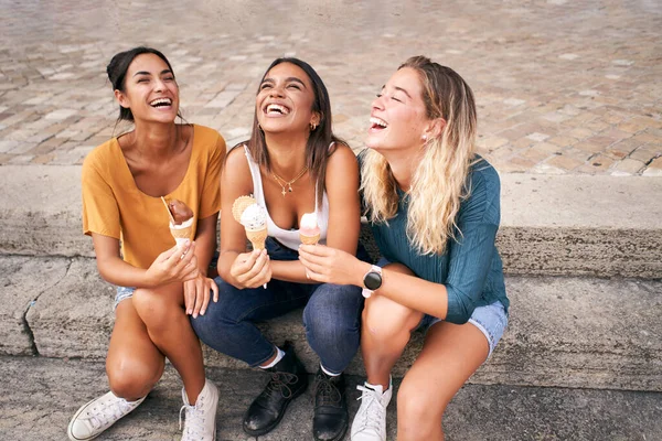 Tre Giovani Donne Mangiare Coni Gelato Ridere Buona Calda Giornata — Foto Stock