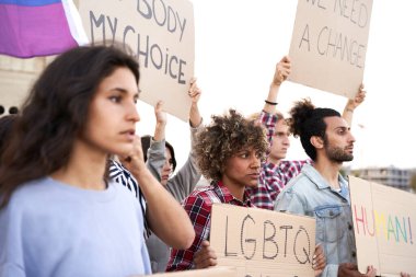 LGBTQ cemaati sokaklarda pankartlarla gösteri yapıyor. Eylemci grup.