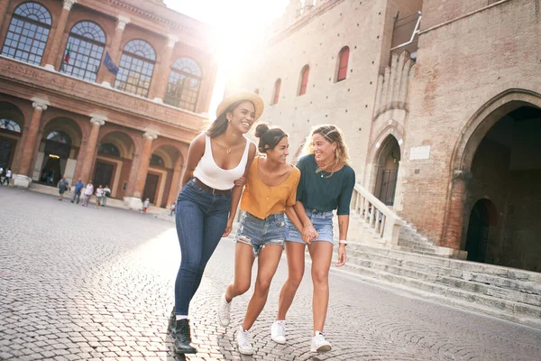 Tre Amiche Miste Che Divertono Città Durante Vacanze Estive Donne — Foto Stock