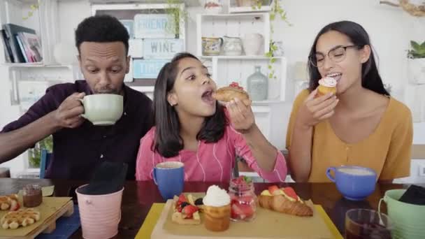 Arkadaşlar Kahvaltıda Meyve Suyu Içer Kahve Içer Kek Yer Nsanlar — Stok video