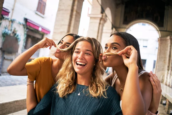 Ritratto Una Ragazza Felice Che Battute Foto Alta Qualità — Foto Stock