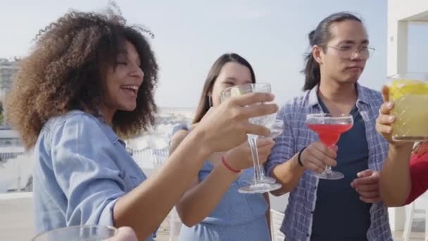 Φίλοι Ζητωκραυγάζουν Χορεύοντας Και Πίνοντας Κοκτέιλ Ένα Μπαρ Στην Ταράτσα — Αρχείο Βίντεο