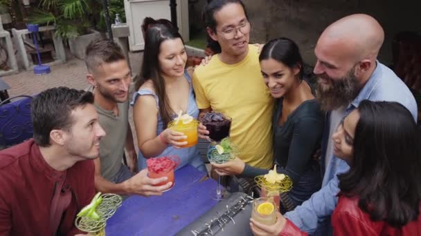 Przyjaciółki Wznoszą Toast Wiwatują Trzymając Tropikalne Mieszane Owocowe Margarity Arbuz — Wideo stockowe
