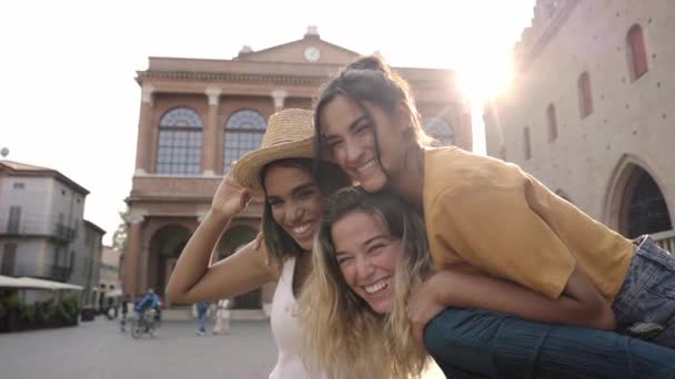 Gelukkige Vrouwen Hebben Plezier Samen Venetië Drie Jonge Vrouwen Multiraciale — Stockvideo