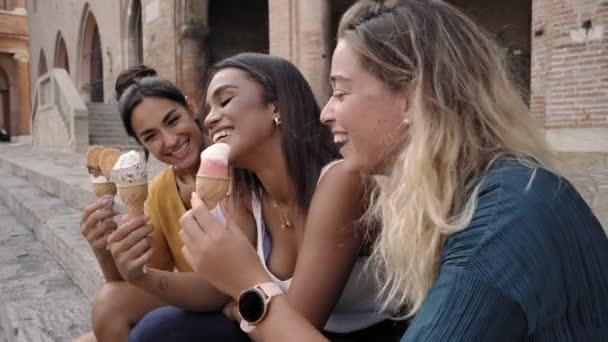 三个快乐的年轻女友在散步道上开心地微笑着 享受暑假的外卖冰激凌锥 高质量的照片 — 图库视频影像