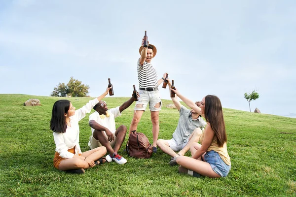 Eine Gruppe Fröhlicher Menschen Jubelt Beim Musikfestival Mit Einem Bier — Stockfoto