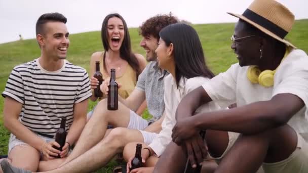 Grupa Szczęśliwych Ludzi Wiwatująca Przy Piwie Festiwalu Muzycznym Pięciu Przyjaciół — Wideo stockowe
