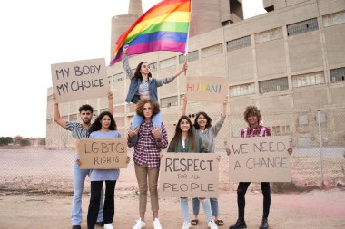 Eşcinsel gururunu kutlayan çok ırklı insanlar. LGBT topluluğunu destekle.